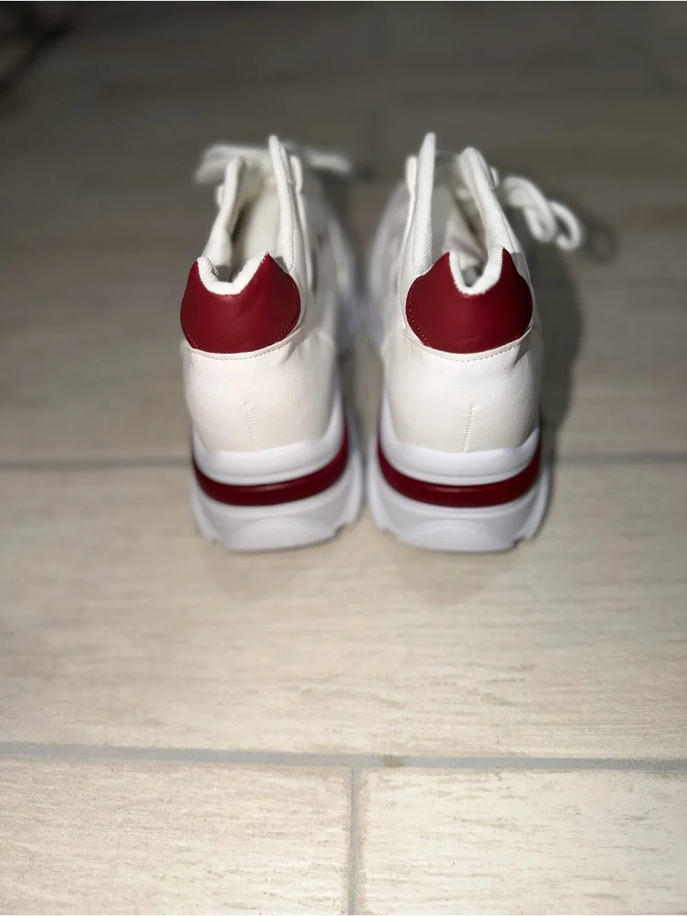 White Sneakers with Burgundy Heart Accents - mie